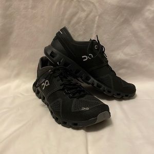 OnCloud Cloud X - all black- Like New - In Box - Women’s 9.5